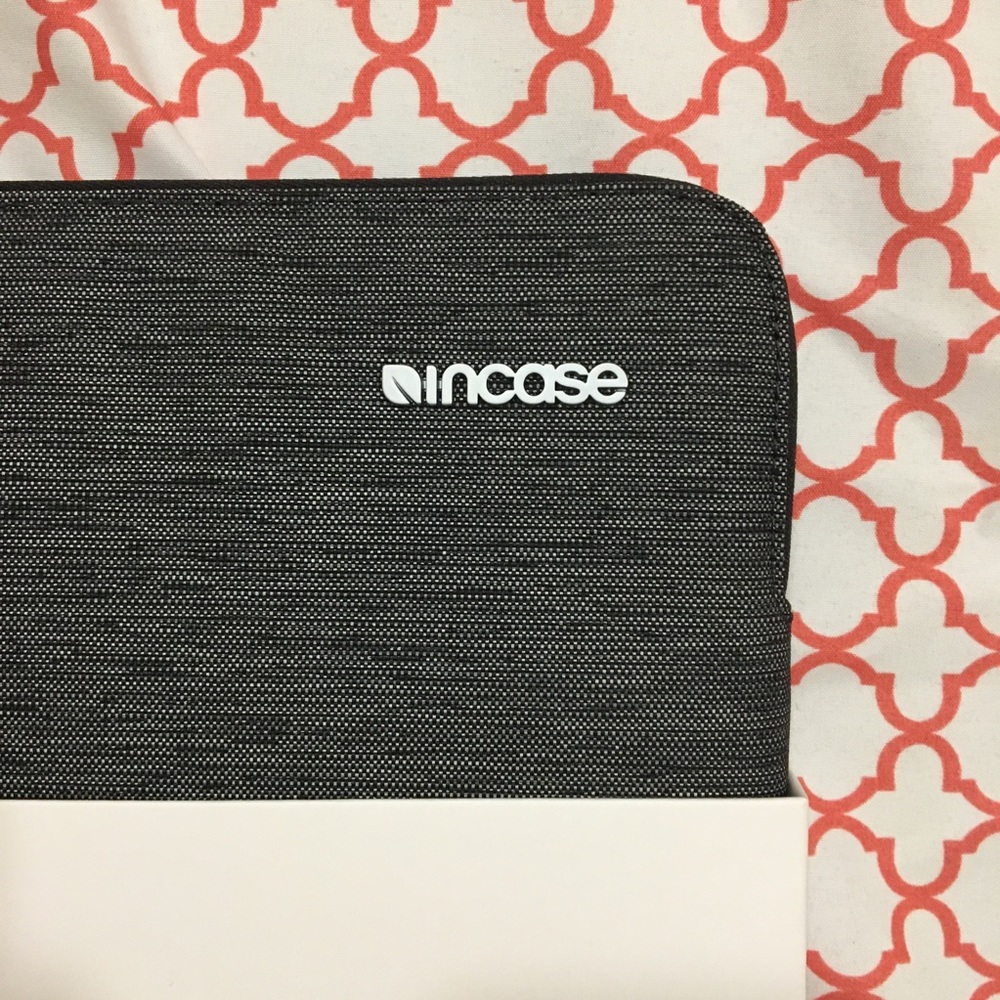 Incase 12" MacBook Case - Picture 4 of 7